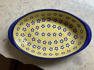 売り切り　値下げ　未使用新品　ポーランド陶器　薄い黄色　長辺26cm 短辺15cm 高約5cm グラタン皿　カレー皿