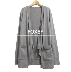 美品 FOXEY フォクシー フリーサイズ ロゴプレート ポケット ボタンレス 長袖 ニット ロングカーディガン 羽織り グレー 灰色