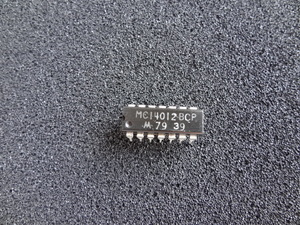 MOTOROLA製　MC14012BCP (Duad 4-input NAND Gate) 1個