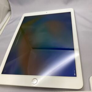 662 Apple iPad (5th generation) Wi-Fi 32GB SILVER A1822 Apple SIMフリー 