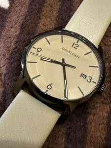 【1円スタート】カルバンクライン CALVIN KLEIN シンプルかつ洗練されたデザインのメンズ腕時計 ベージュ×ブラック 新品未使用