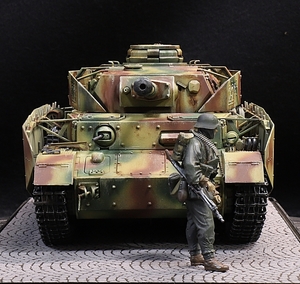 1/35 ドイツ軍Ⅳ号戦車H型（初期型）増加装甲版仕様（歩兵フィギュア×1体セット） プロモデラー制作完成品 ケース付属