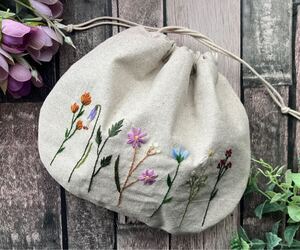 handmade野花の手刺繍 しじみ巾着(内布チェック)ハンドメイド　コットンリネン 花柄刺しゅう　プレゼントに！