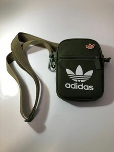 11-139 adidas アディダス ショルダーバッグ バッグ かばん ミニ カーキ メンズ レディース キッズ ピンバッジ 付き 