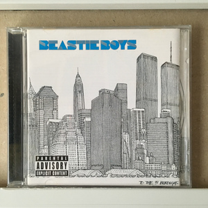 BEASTIE BOYS「TO THE 5 BOROUGHS」＊「5ボローズ」とは、NYの5つの地区のこと。地元NYへのオマージュで満ち溢れる作品　＊2004年リリース