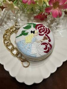 60mm【ハンドメイド 】不思議の国のアリス 薔薇 マカロンポーチ 手刺繍 アクセサリーケース コインケース バッグチャーム