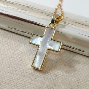 マザーオブパールを使った小ぶりで上品な十字架、クロス、ロザリオネックレス