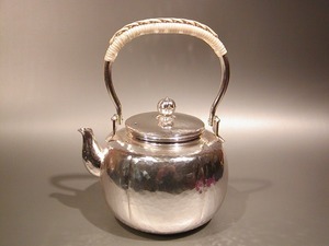 茶器・茶道具　銀瓶　阿古陀型 湯沸　銀仕上、秀峰堂作、化粧箱入　新品。