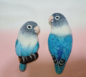 羊毛フェルト ボタンインコ 鳥 バッジ ブローチ ハンドメイド 2個セット 