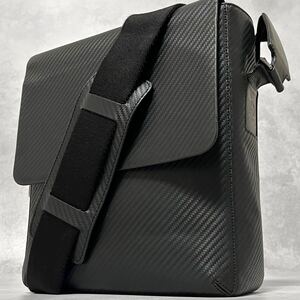 極美品◎ ダンヒル Dunhill メンズ ショルダーバッグ メッセンジャー レザー 本革 シャーシ 加工 ブラック 黒 ADロゴ ビジネス 斜め掛け