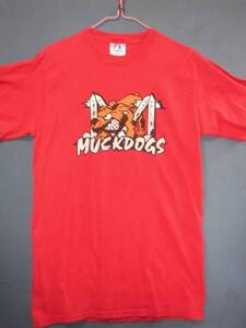 ⑦ USA古着 サイズＭ 前 MUCKDOGS 赤色半袖Tシャツ