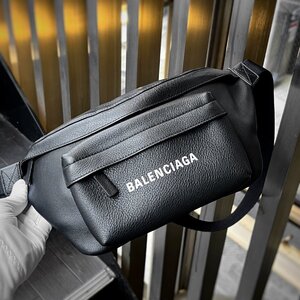 BALENCIAGA バレンシアガ Everyday Belt bag Black 552375DLQ4N エブリデイ ボディバッグ ウエストポーチ ロゴ レザーバッグ 黒 ブラック