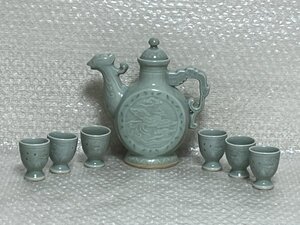 ★ 龍泉窯 青瓷 鳳鳴 ★ 中国美術 中国陶器 酒器セット 青磁 貴重 収蔵品 酒入:横17.0㎝×高さ18.0㎝ / おちょこ:直径4㎝×高さ5㎝ ■英361