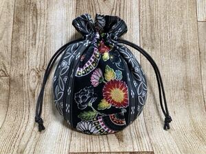 巾着袋 巾着ポーチ 紅型風プリント　花　沖縄　丸底　ハンドメイド 手作り　ミニ巾着　drawstring bag handcrafted