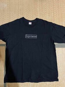 中古 Supreme KAWS Chalk Logo Tee（XL）黒 シュプリーム カウズ チョーク ロゴ 半袖 Tシャツ ボックスロゴ