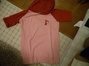 ●半袖Tシャツ■レトロうさぎデザイン（フード有）ピンク×赤