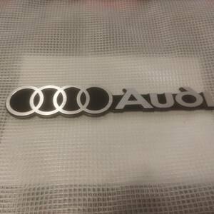 【ゆうパケット送料込】AUDI(アウディ)　エンブレム　縦3cm×横16cm×厚4ｍｍ 　アルミ製　⑥ アウディ