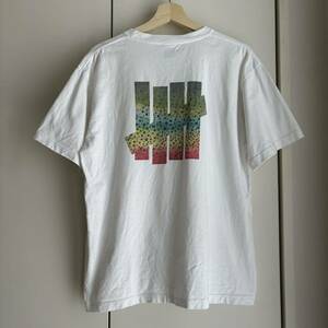 アンディフィーテッド　半袖Tシャツ　ロゴ　バックプリント　M　ドロップショルダー　古着　UNDEFEATED　クルーネック