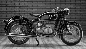 BMW R50 1955-60年 アールズフォーク ヴィンテージ バイク モノクロ 絵画風 壁紙ポスター 603×343mm（はがせるシール式）004S2