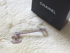 ☆送料無料☆CHANEL　シャネル　薄ピンクラインストーン　安全ピン ブローチ（USED・少し難あり）