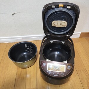 【1円スタート】【1円出品】動作確認済み　象印 圧力IH炊飯器 鉄器コートプラチナ厚釜 極め炊き 5.5合 np-zu10ks 象印