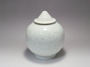 白釉 陽刻花紋 蓋壺 時代唐物 高さ約17.7cm / 宋元時代 花瓶 飾瓶 花插 茶道具 茶器 人間国宝 李朝 高麗 古玩 古董