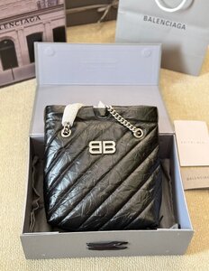 Balenciaga　バレンシアガ　Balenciaga crush tote　ショルダーバッグ　肩掛け　レザー　レディースバッグ　チェーン　ブラック　1000円～