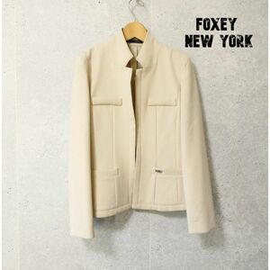 美品 FOXEY NEW YORK フォクシーニューヨーク サイズ40 プレートロゴ ストレッチ ミドル丈 スタンドカラー シングル ジャケット ベージュ