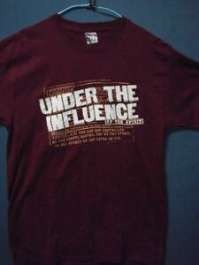 ③ USA古着 サイズＭ 前後ロゴUNDER THE INFLUENCE エンジ色半袖