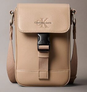 秋冬新作!!　　US限定!!　　Calvin Klein Monogram Logo Flap Phone Crossbody Bag　　ロサンゼルスから最新本物をお届け!!