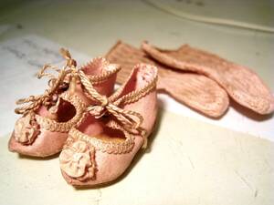 アンティーク ビスクドール用 靴と靴下 足底サイズ 約5cm 薄いベビーピンク 汚れ他あり 着用されていた様子