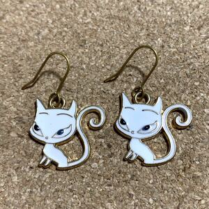 【新品】ねこ*ピアス*ハンドメイド*揺れる ピアス ワンポイント 白◆V4 送料無料　ホワイト 3cm フックタイプ　ネコ ネコちゃん 猫 つり目