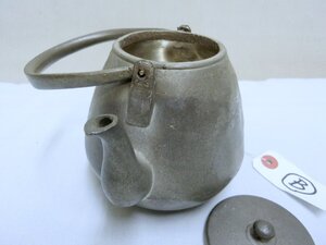 人気！【急須　錫製「薩摩錫」在銘　菊花図・B・茶道具 】◆九谷　中國古玩　湯飲み　湯冷し　茶入　茶碗　朱泥　茶器　水注※円安！買得