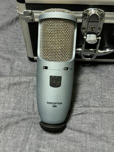 AKG P220 (アメリカではPerception 200) 