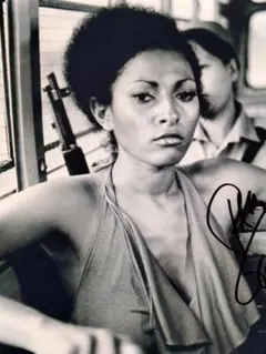 パム・グリア直筆サイン入り超大型写真…Pam Grier…女記者フライデー