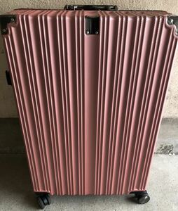 大型　ハードスーツケース　桃色　軽量　中古　ダイヤル錠３桁付き　開閉可能