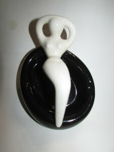 (骨董市より購入・レトロな陶器で出来ている・裸婦像灰皿)昭和レトロ・貴重・珍品