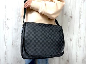 極美品 LOUIS VUITTON ルイヴィトン ダミエグラフィット ダニエルGM メッセンジャーバッグ ショルダー バッグ N58033 黒 A4可メンズ 78847