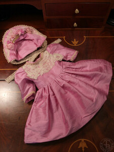 古い素材を使った手作りドールドレス＆ボンネット シルク　ピンク　着丈28cm