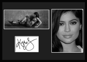 10種類!Kylie Jenner/カイリー・ジェンナー/ファッション/コスメ/サインプリント&証明書付きフレーム/BW/モノクロ/ディスプレイ(1-3W）