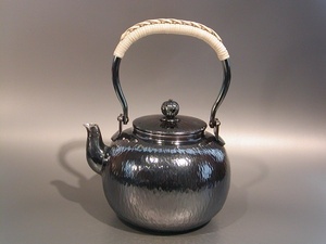 茶器・茶道具　銀瓶　石目　湯沸　銀燻（ギン イブシ）仕上、秀峰堂作■新品