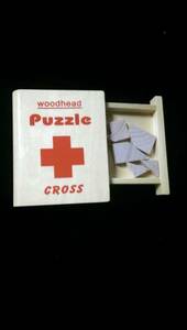 WOOD HEAD PUZZLE Cross ケースが丸背の本型