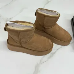 【雷市場（ポンジャン）商品韓国直送】 オーストラリア UGG(アグ) ミニブーツ フラットフォーム 4 cm 7L （ 235 ） 新品