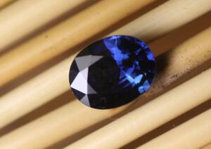 ＜落ち着いた色のブルーが、控えめにキラキラ・・・＞　天然ブルーサファイア　１．４９ｃｔ　＊タイのカンチャナブリ―産っぽい色味です。