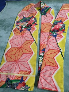 A96　レトロ　なごや帯　黄色に赤い麻の葉模様　花の刺繍