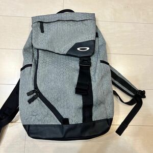 【即決】中古品 オークリー OAKLEY メンズ レディース デイパック リュック ESSENTIAL DAY PACK バッグ バックパック グレー