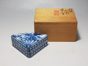 和楽庵 高野昭阿弥 祥瑞 風景画 扇面 染付 香合 幅約7.9cm / 盖盒 蓋物 香盒 薫香 香道具 書道具 文房具 唐物 人間国宝 古董 李朝 高麗