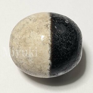 御幸天珠 BA06685 馬蹄痕 黒白天珠 19x18mm 黒から白へ 陰陽 天地 風化紋 白黒天珠