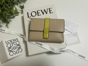 ロエベ　LOEWE バーティカルウォレットスモール ベージュ　イエロー　財布　三つ折り　コンパクトウォレット　バター　ペールレモン　黄色