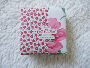 ＊新品イギリスキャスキッドソンCath Kidstonクリスマス限定化粧品バスボムレッドベリー＆シダ―ウッドの香り30g